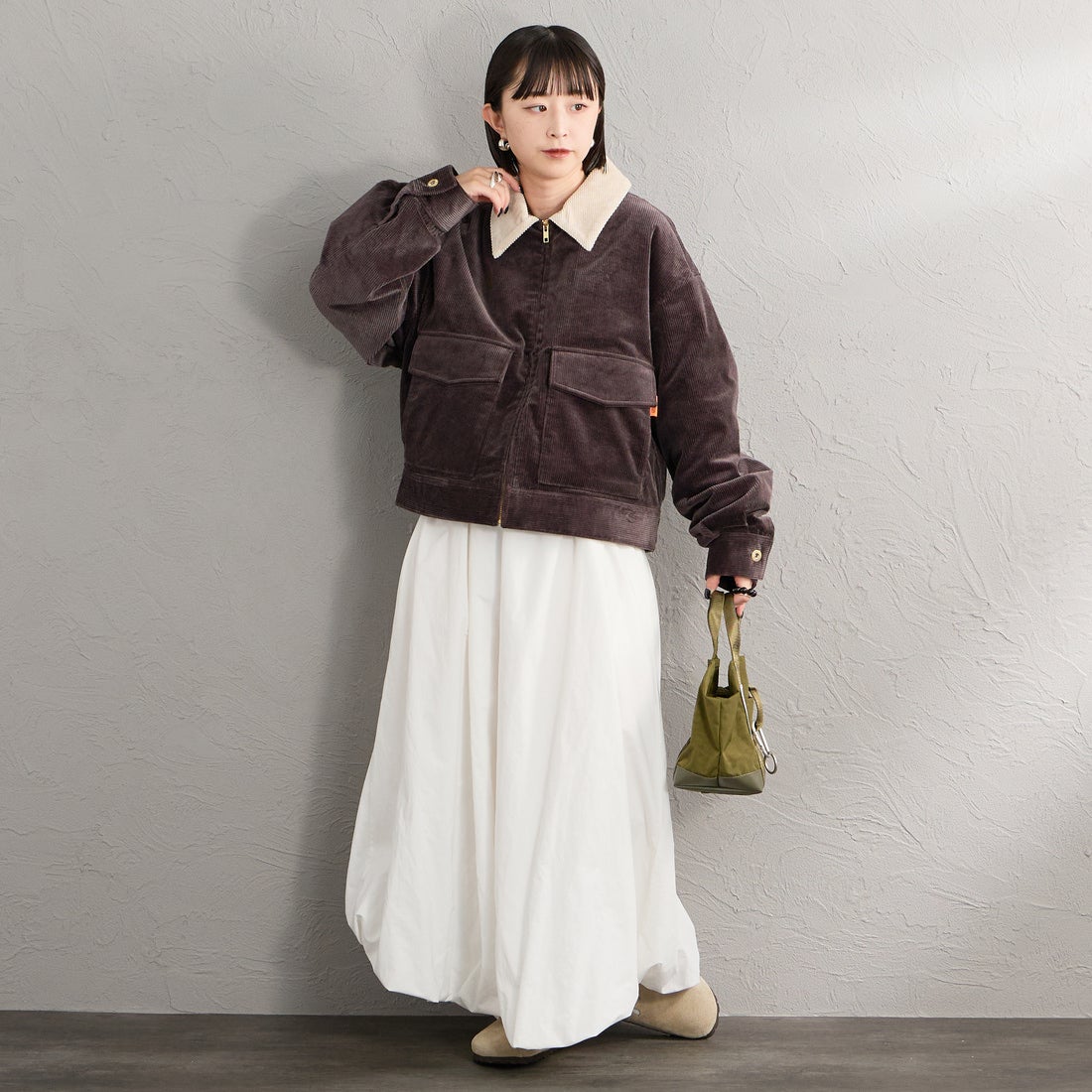 UNIVERSAL OVERALL [ユニバーサルオーバーオール] 別注 ショート丈ワークジャケット [U2632472IN-JF] CHARCOAL &&モデル身長：150cm 着用サイズ：F&&
