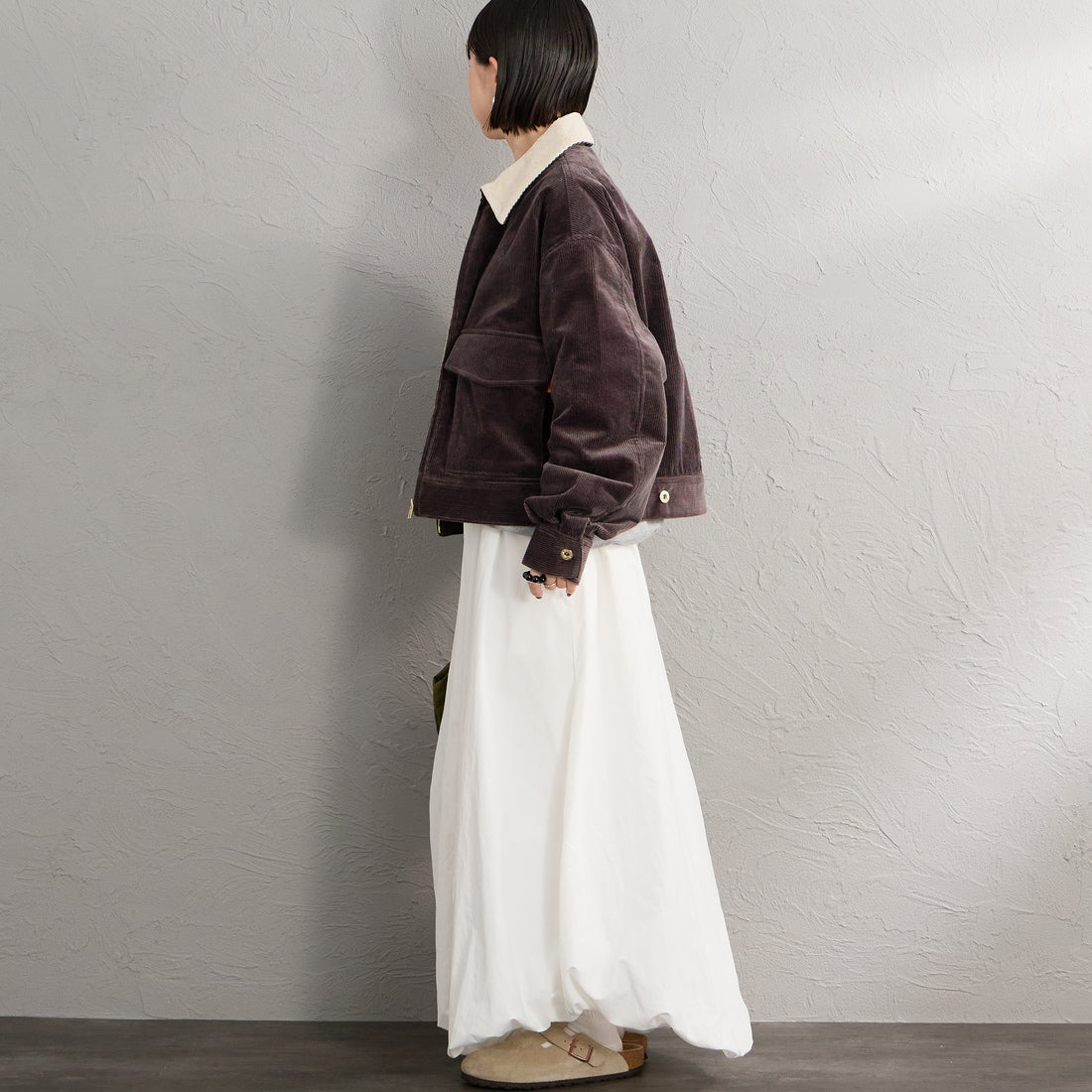 UNIVERSAL OVERALL [ユニバーサルオーバーオール] 別注 ショート丈ワークジャケット [U2632472IN-JF] CHARCOAL &&モデル身長：150cm 着用サイズ：F&&