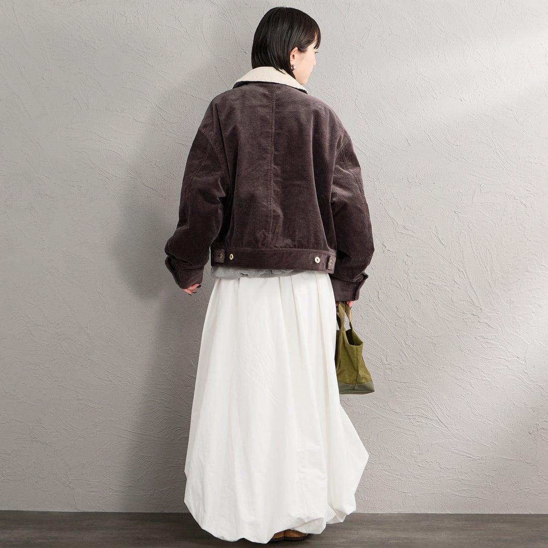 UNIVERSAL OVERALL [ユニバーサルオーバーオール] 別注 ショート丈ワークジャケット [U2632472IN-JF] CHARCOAL &&モデル身長：150cm 着用サイズ：F&&
