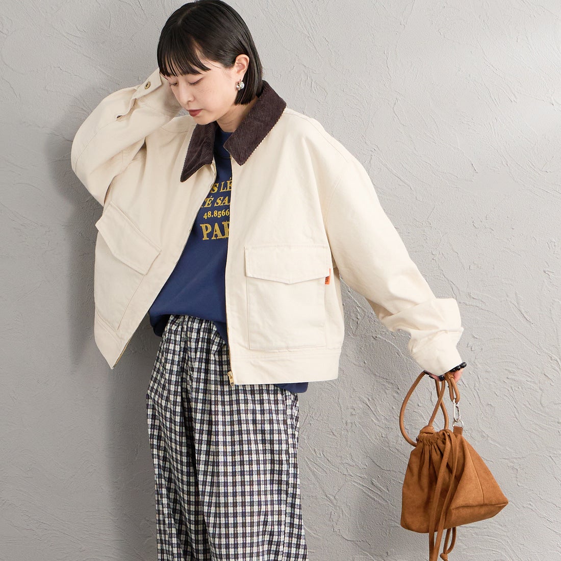 UNIVERSAL OVERALL [ユニバーサルオーバーオール] 別注 ショート丈ワークジャケット [U2632472IN-JF] KINARI &&モデル身長：150cm 着用サイズ：F&&
