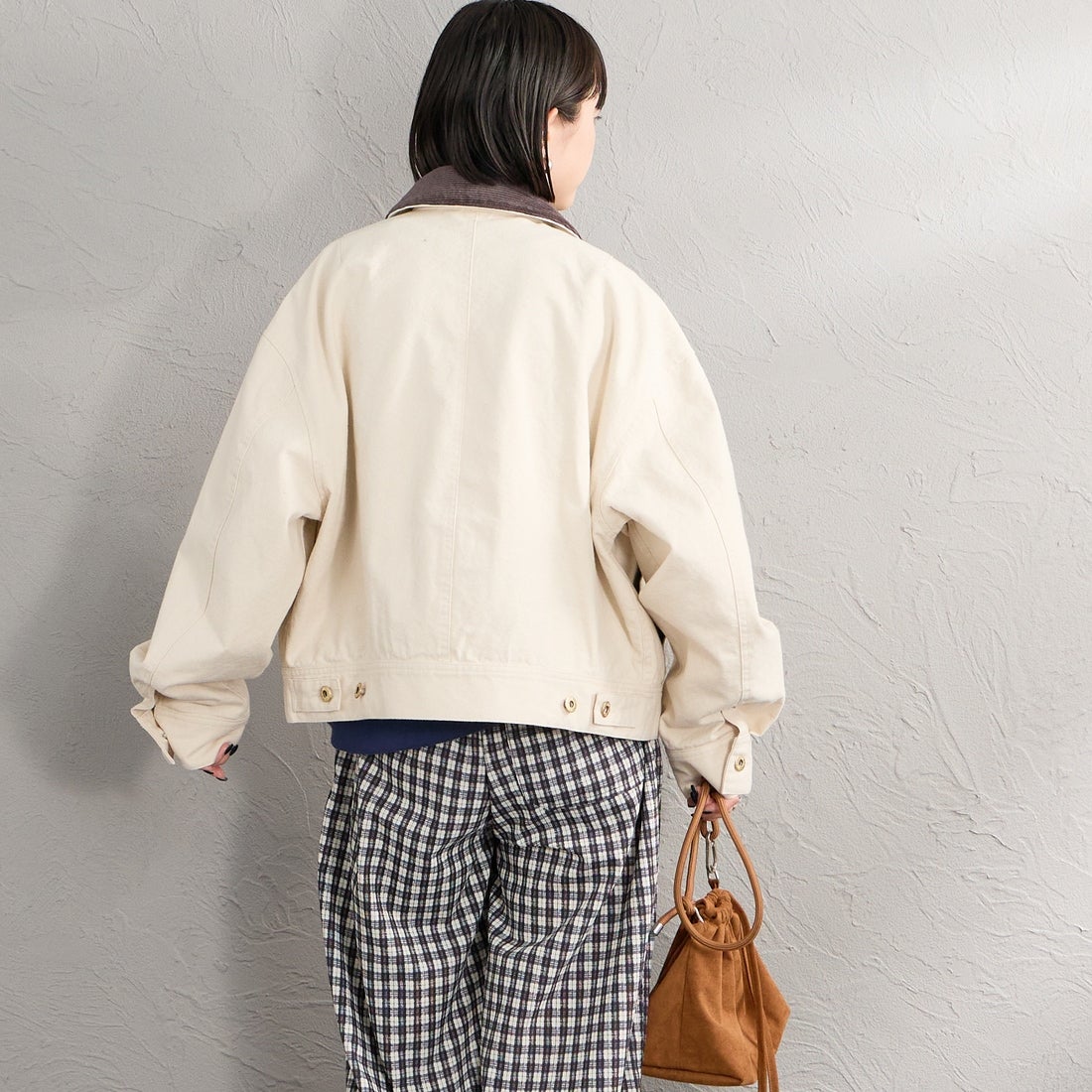 UNIVERSAL OVERALL [ユニバーサルオーバーオール] 別注 ショート丈ワークジャケット [U2632472IN-JF] KINARI &&モデル身長：150cm 着用サイズ：F&&