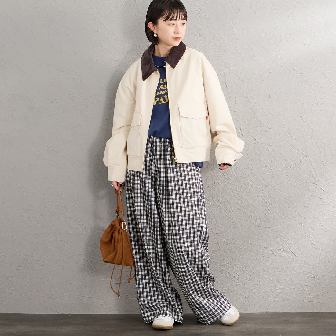 UNIVERSAL OVERALL [ユニバーサルオーバーオール] 別注 ショート丈ワークジャケット [U2632472IN-JF] KINARI &&モデル身長：150cm 着用サイズ：F&&