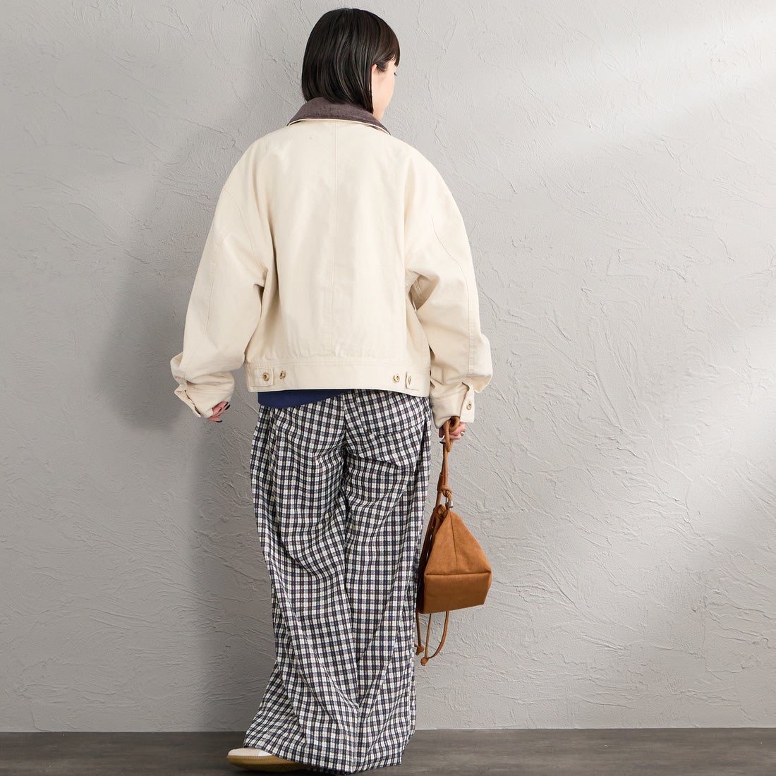 UNIVERSAL OVERALL [ユニバーサルオーバーオール] 別注 ショート丈ワークジャケット [U2632472IN-JF] KINARI &&モデル身長：150cm 着用サイズ：F&&