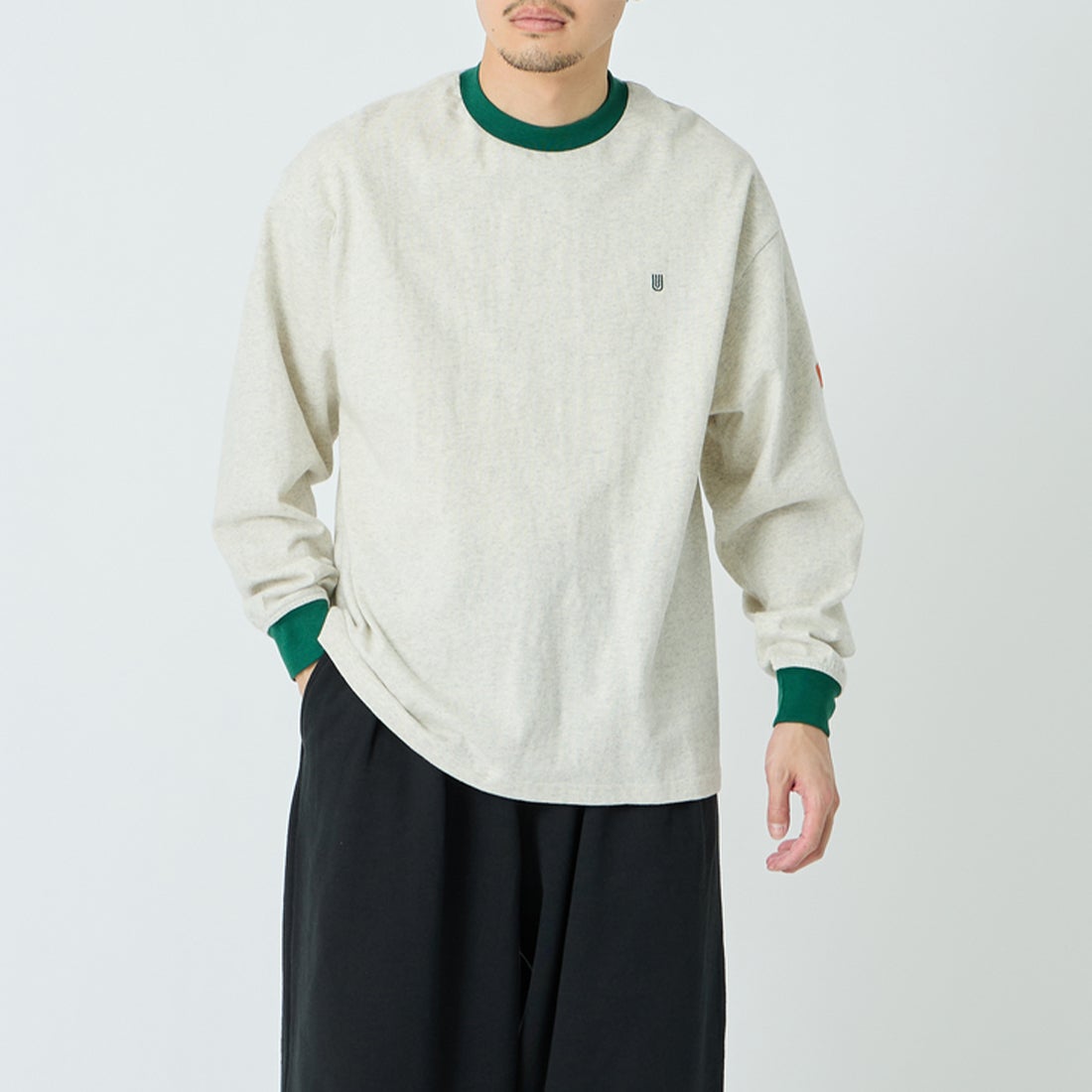 UNIVERSAL OVERALL [ユニバーサルオーバーオール] 別注 ワンポイントロゴ刺繍 ロングスリーブTシャツ [U2633215IN-JF] OATMEAL &&モデル身長：168cm 着用サイズ：M&&