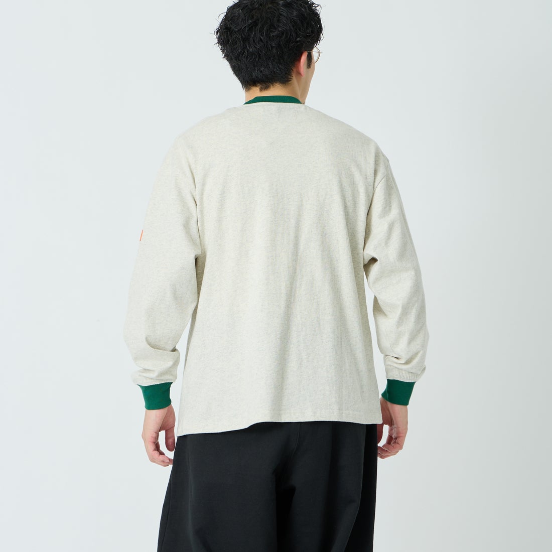 UNIVERSAL OVERALL [ユニバーサルオーバーオール] 別注 ワンポイントロゴ刺繍 ロングスリーブTシャツ [U2633215IN-JF] OATMEAL &&モデル身長：168cm 着用サイズ：M&&
