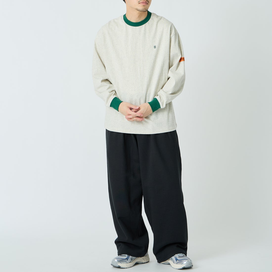 UNIVERSAL OVERALL [ユニバーサルオーバーオール] 別注 ワンポイントロゴ刺繍 ロングスリーブTシャツ [U2633215IN-JF] OATMEAL &&モデル身長：168cm 着用サイズ：M&&