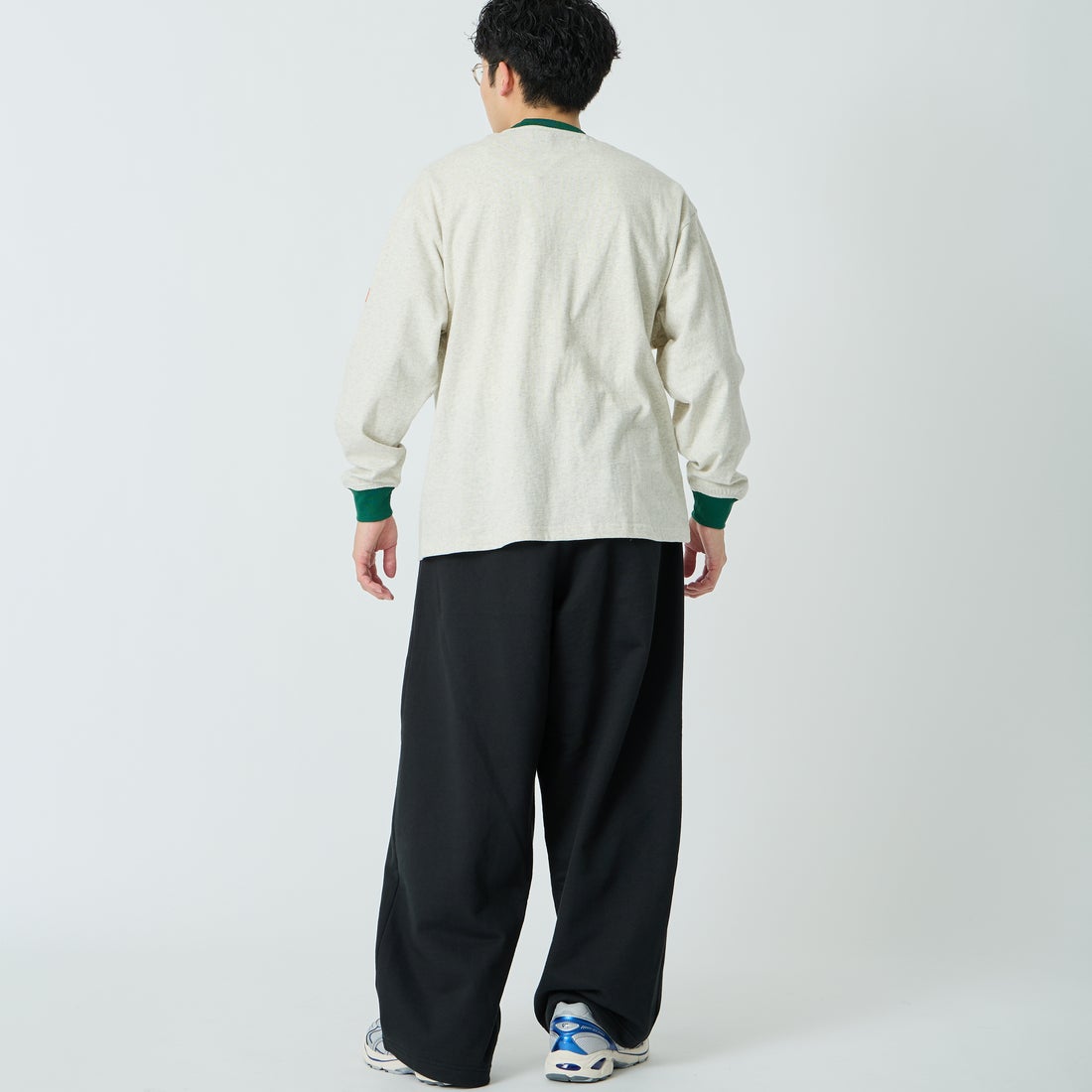 UNIVERSAL OVERALL [ユニバーサルオーバーオール] 別注 ワンポイントロゴ刺繍 ロングスリーブTシャツ [U2633215IN-JF] OATMEAL &&モデル身長：168cm 着用サイズ：M&&