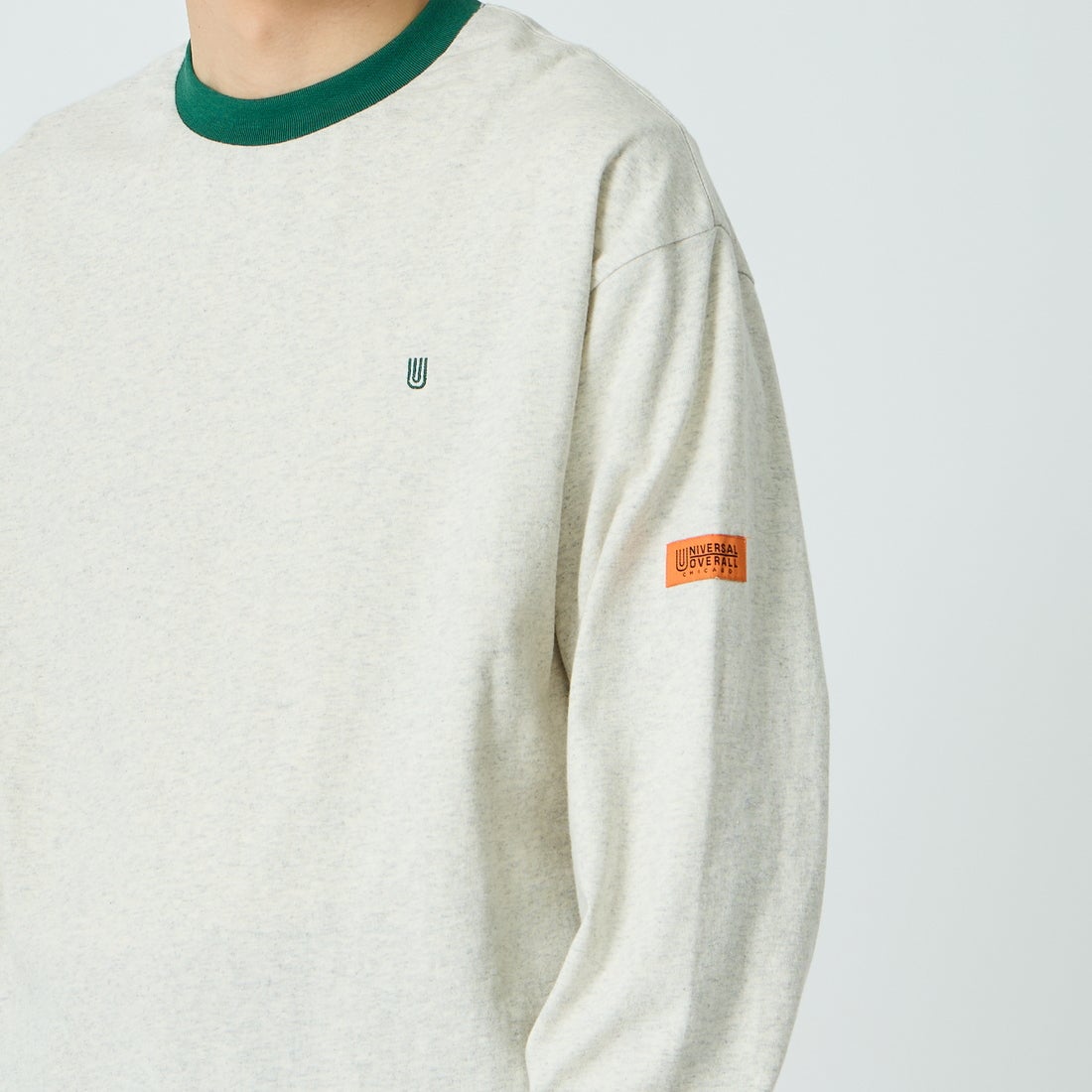 UNIVERSAL OVERALL [ユニバーサルオーバーオール] 別注 ワンポイントロゴ刺繍 ロングスリーブTシャツ [U2633215IN-JF] OATMEAL &&モデル身長：168cm 着用サイズ：M&&