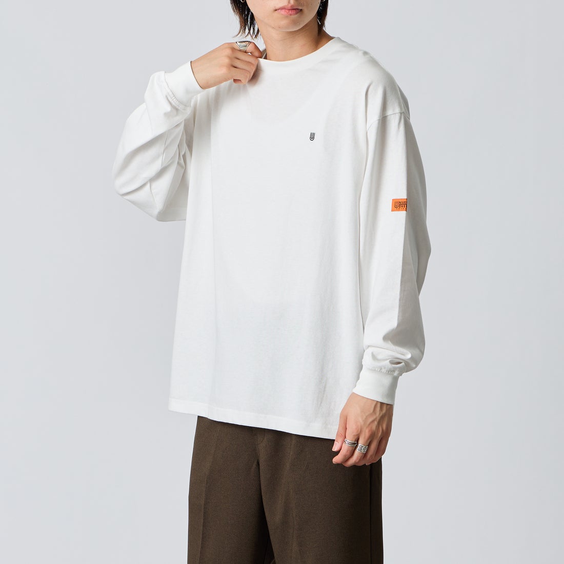 UNIVERSAL OVERALL [ユニバーサルオーバーオール] 別注 ワンポイントロゴ刺繍 ロングスリーブTシャツ [U2633215IN-JF] WHITE &&モデル身長：177cm 着用サイズ：L&&