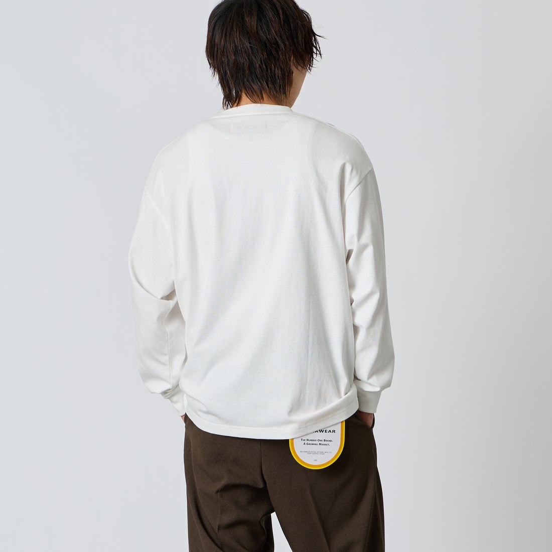 UNIVERSAL OVERALL [ユニバーサルオーバーオール] 別注 ワンポイントロゴ刺繍 ロングスリーブTシャツ [U2633215IN-JF] WHITE &&モデル身長：177cm 着用サイズ：L&&