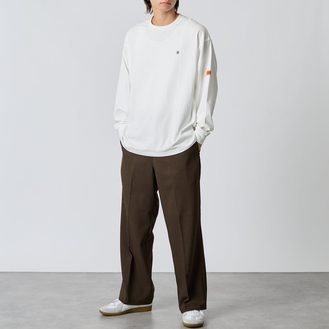 UNIVERSAL OVERALL [ユニバーサルオーバーオール] 別注 ワンポイントロゴ刺繍 ロングスリーブTシャツ [U2633215IN-JF] WHITE &&モデル身長：177cm 着用サイズ：L&&