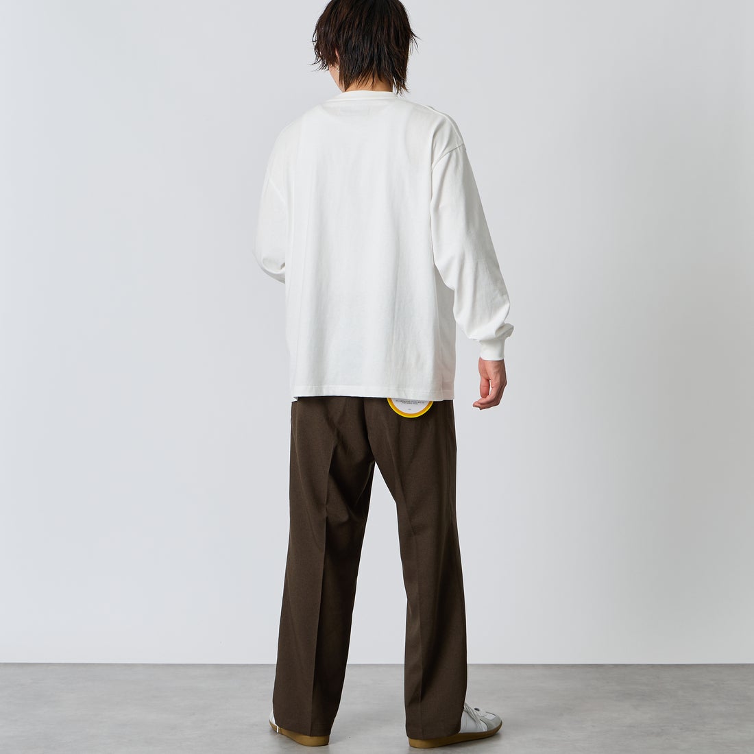 UNIVERSAL OVERALL [ユニバーサルオーバーオール] 別注 ワンポイントロゴ刺繍 ロングスリーブTシャツ [U2633215IN-JF] WHITE &&モデル身長：177cm 着用サイズ：L&&