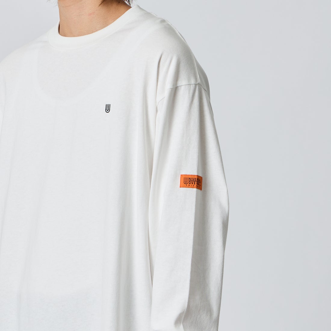 UNIVERSAL OVERALL [ユニバーサルオーバーオール] 別注 ワンポイントロゴ刺繍 ロングスリーブTシャツ [U2633215IN-JF] WHITE &&モデル身長：177cm 着用サイズ：L&&
