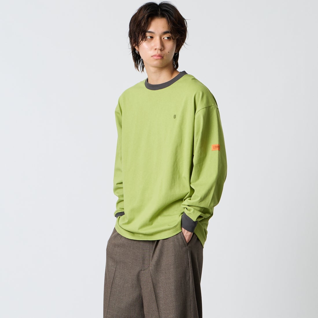 UNIVERSAL OVERALL [ユニバーサルオーバーオール] 別注 ワンポイントロゴ刺繍 ロングスリーブTシャツ [U2633215IN-JF] PISTACHIO &&モデル身長：177cm 着用サイズ：L&&
