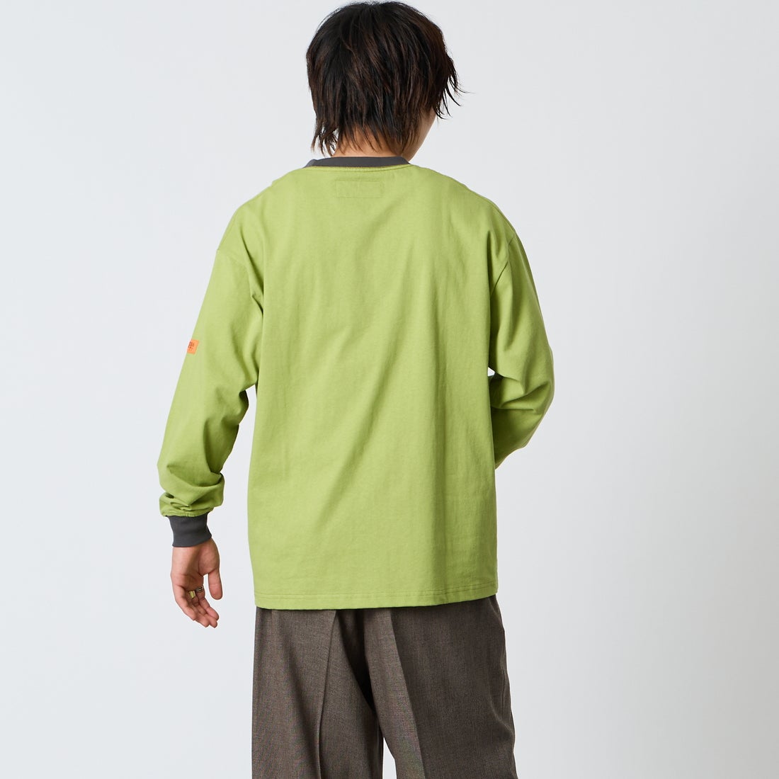 UNIVERSAL OVERALL [ユニバーサルオーバーオール] 別注 ワンポイントロゴ刺繍 ロングスリーブTシャツ [U2633215IN-JF] PISTACHIO &&モデル身長：177cm 着用サイズ：L&&