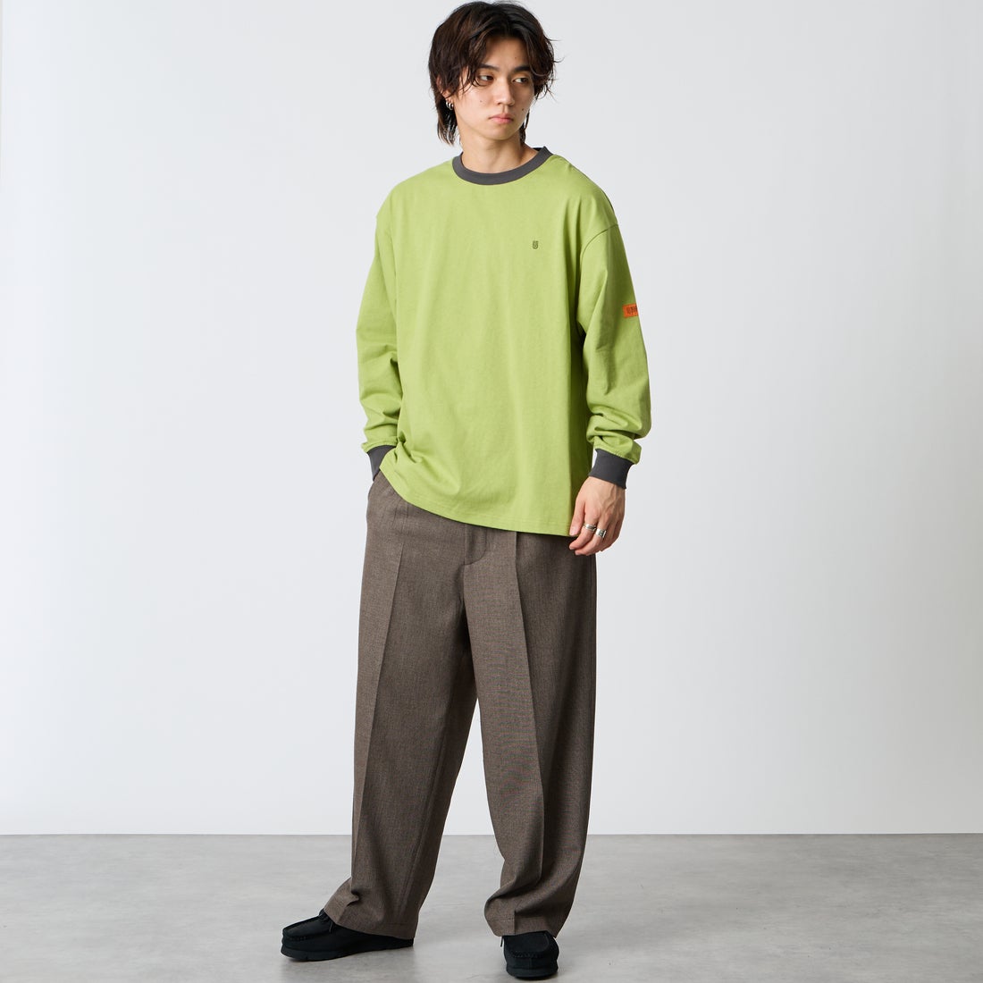 UNIVERSAL OVERALL [ユニバーサルオーバーオール] 別注 ワンポイントロゴ刺繍 ロングスリーブTシャツ [U2633215IN-JF] PISTACHIO &&モデル身長：177cm 着用サイズ：L&&