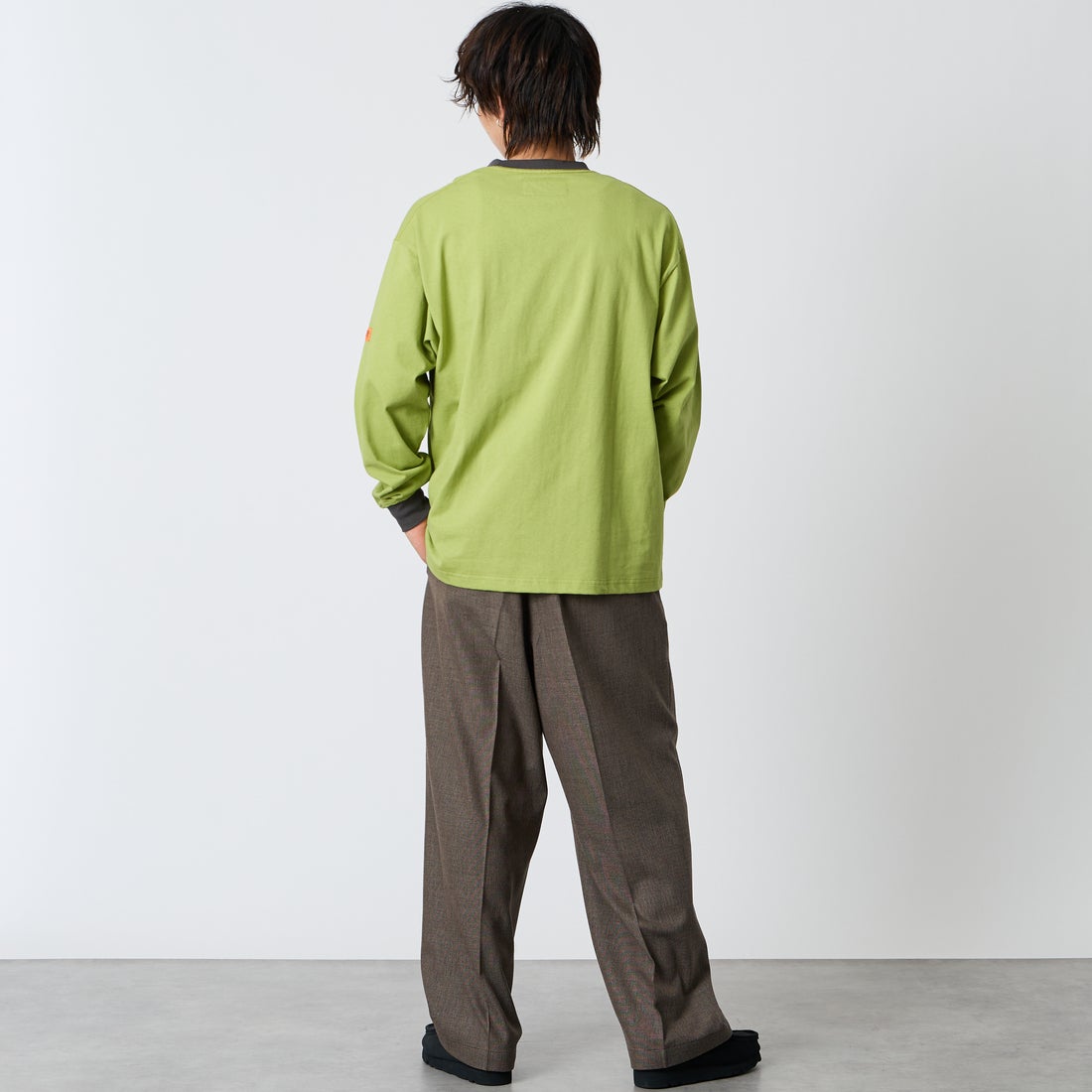 UNIVERSAL OVERALL [ユニバーサルオーバーオール] 別注 ワンポイントロゴ刺繍 ロングスリーブTシャツ [U2633215IN-JF] PISTACHIO &&モデル身長：177cm 着用サイズ：L&&