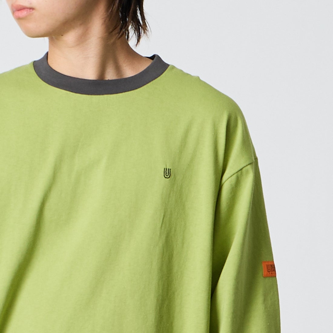 UNIVERSAL OVERALL [ユニバーサルオーバーオール] 別注 ワンポイントロゴ刺繍 ロングスリーブTシャツ [U2633215IN-JF] PISTACHIO &&モデル身長：177cm 着用サイズ：L&&