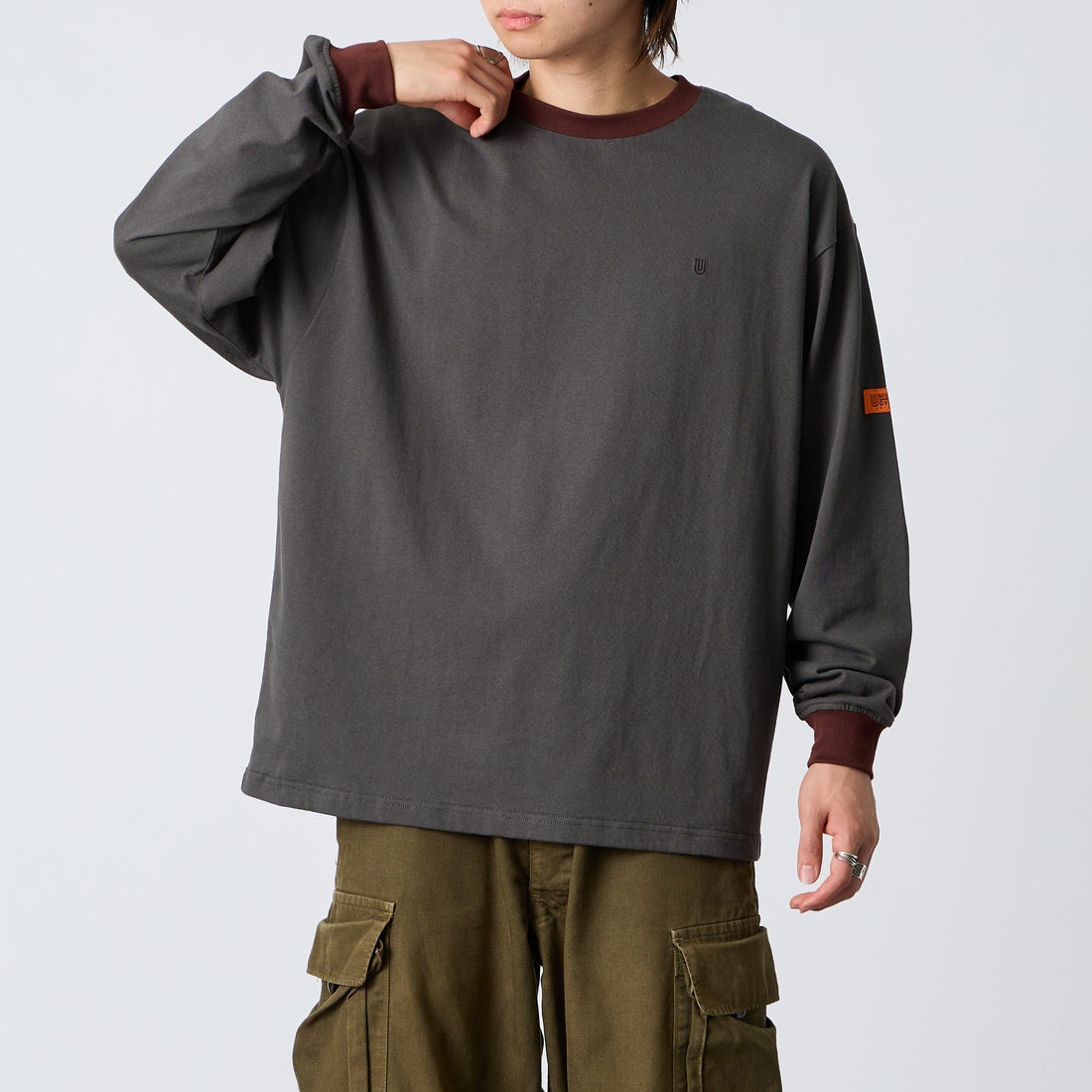 UNIVERSAL OVERALL [ユニバーサルオーバーオール] 別注 ワンポイントロゴ刺繍 ロングスリーブTシャツ [U2633215IN-JF] CHARCOAL &&モデル身長：177cm 着用サイズ：L&&
