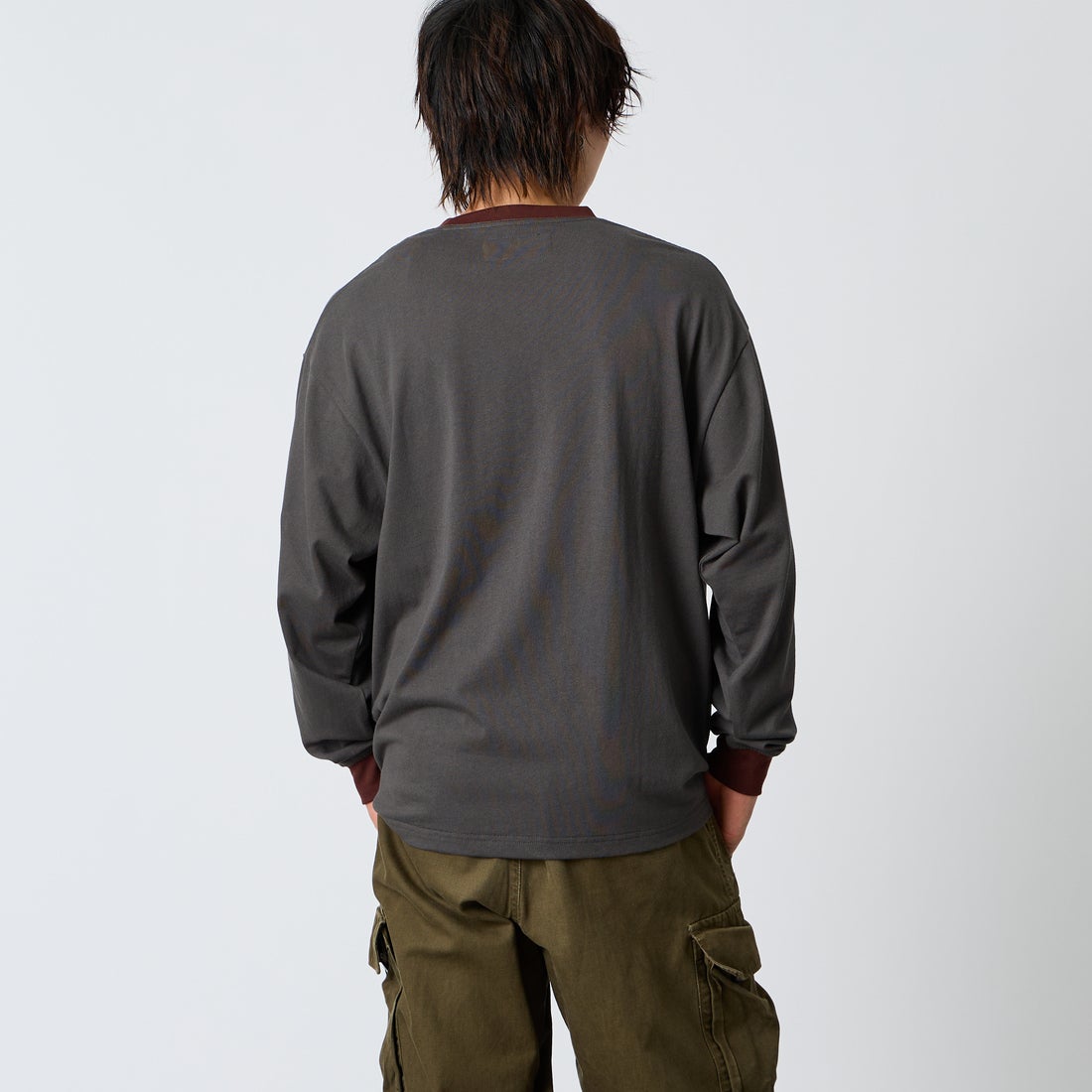 UNIVERSAL OVERALL [ユニバーサルオーバーオール] 別注 ワンポイントロゴ刺繍 ロングスリーブTシャツ [U2633215IN-JF] CHARCOAL &&モデル身長：177cm 着用サイズ：L&&