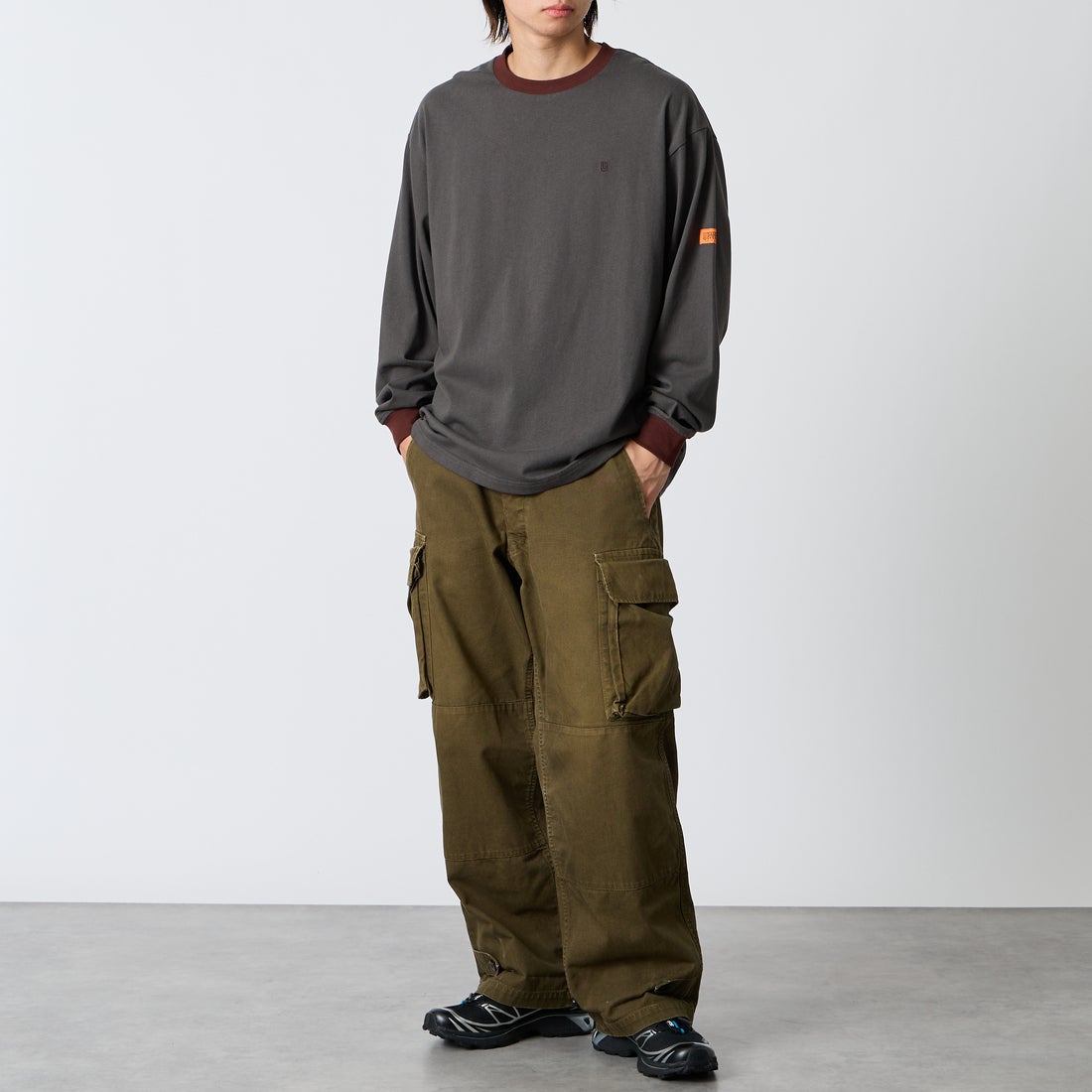 UNIVERSAL OVERALL [ユニバーサルオーバーオール] 別注 ワンポイントロゴ刺繍 ロングスリーブTシャツ [U2633215IN-JF] CHARCOAL &&モデル身長：177cm 着用サイズ：L&&