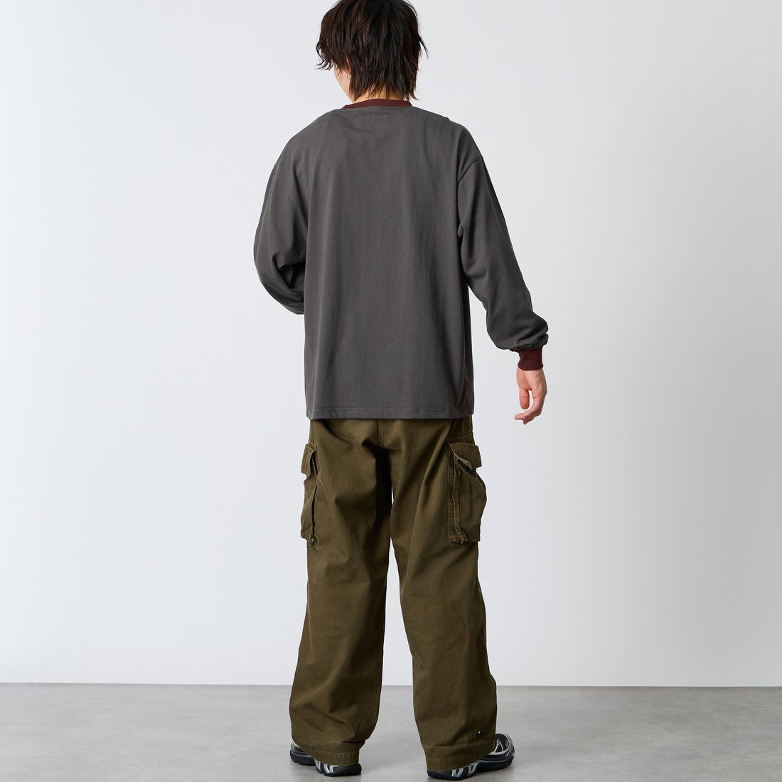 UNIVERSAL OVERALL [ユニバーサルオーバーオール] 別注 ワンポイントロゴ刺繍 ロングスリーブTシャツ [U2633215IN-JF] CHARCOAL &&モデル身長：177cm 着用サイズ：L&&