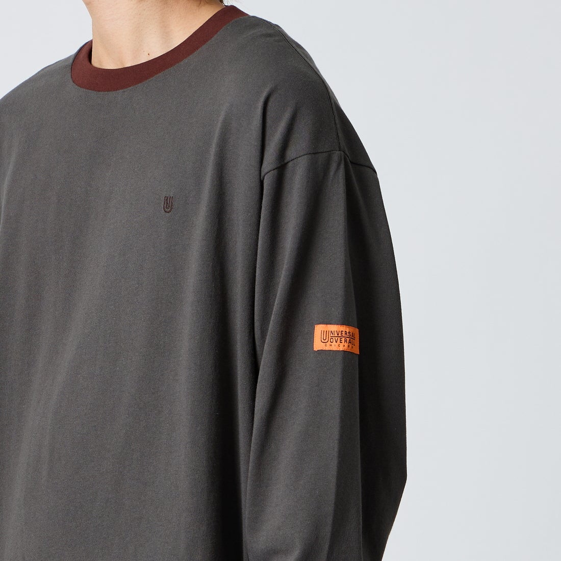 UNIVERSAL OVERALL [ユニバーサルオーバーオール] 別注 ワンポイントロゴ刺繍 ロングスリーブTシャツ [U2633215IN-JF] CHARCOAL &&モデル身長：177cm 着用サイズ：L&&