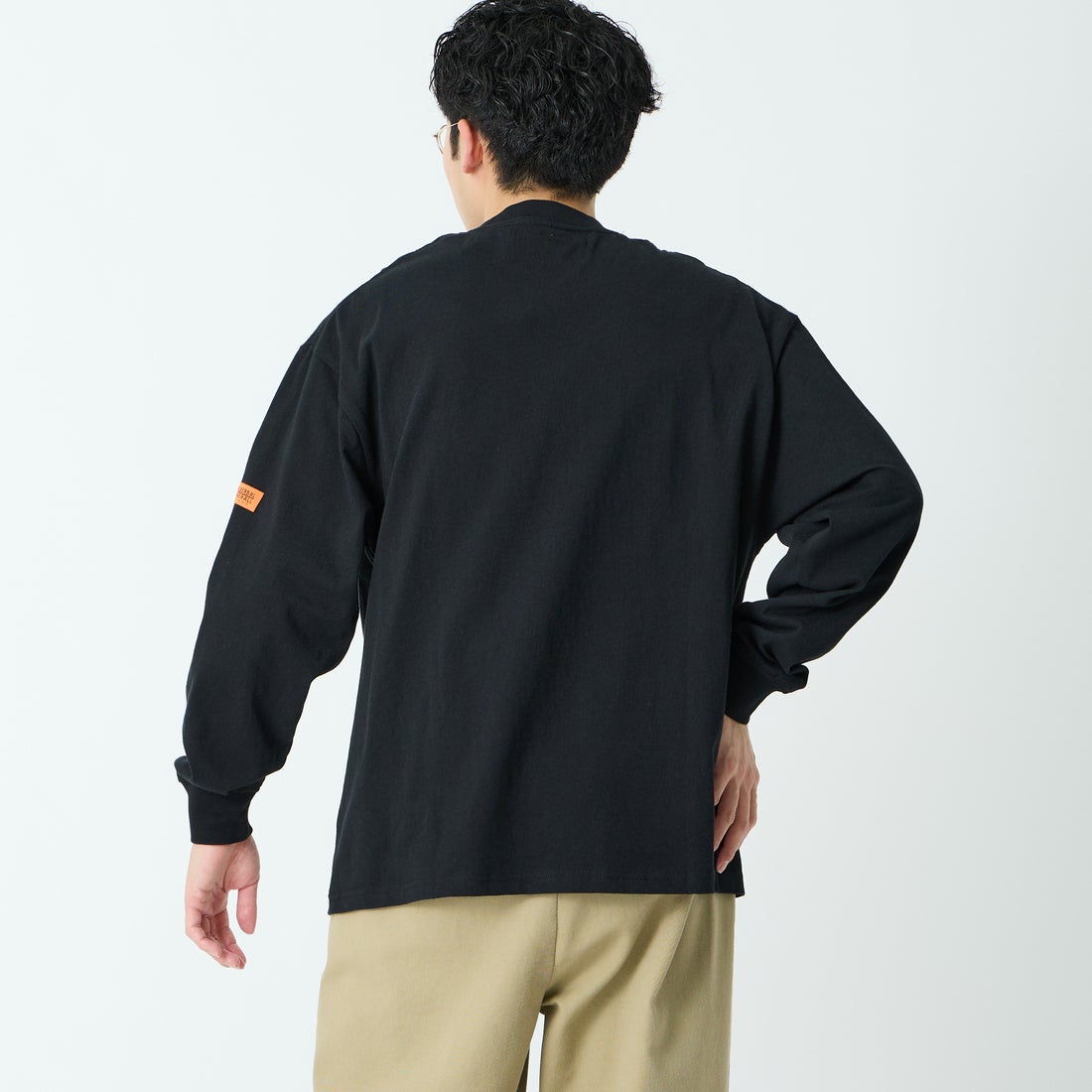UNIVERSAL OVERALL [ユニバーサルオーバーオール] 別注 ワンポイントロゴ刺繍 ロングスリーブTシャツ [U2633215IN-JF] BLACK &&モデル身長：168cm 着用サイズ：M&&