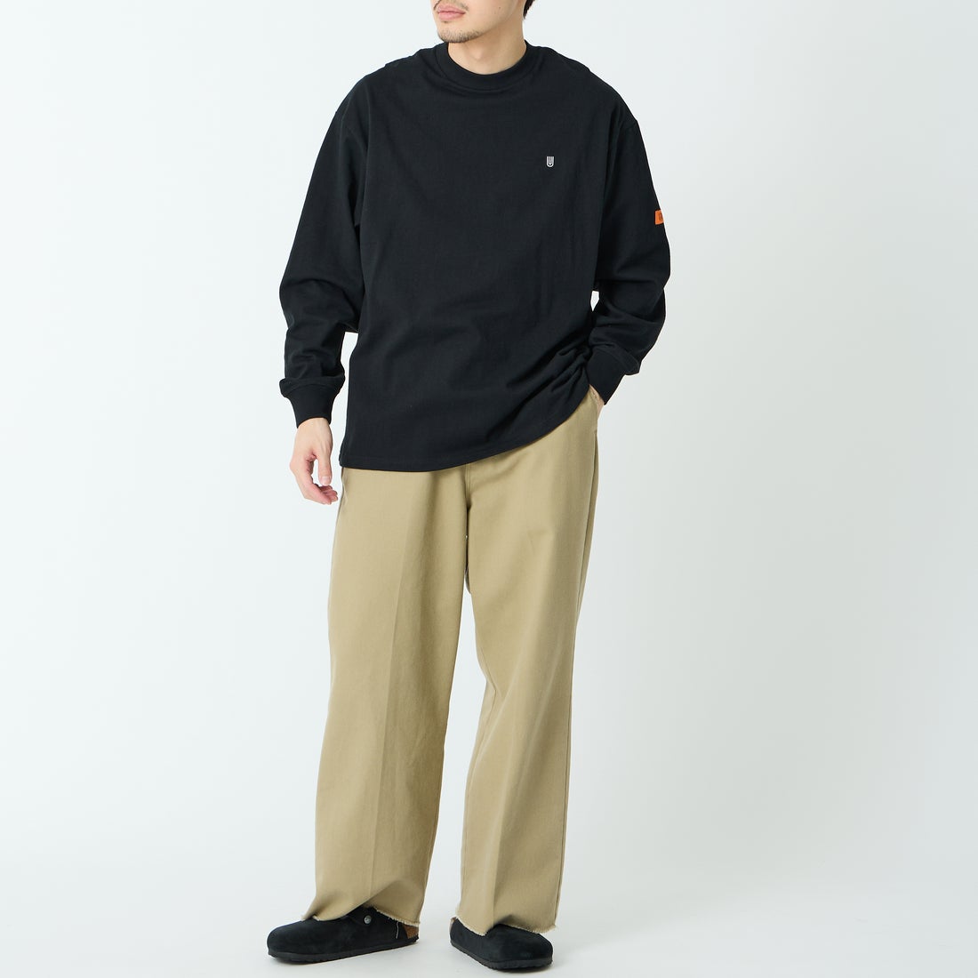 UNIVERSAL OVERALL [ユニバーサルオーバーオール] 別注 ワンポイントロゴ刺繍 ロングスリーブTシャツ [U2633215IN-JF] BLACK &&モデル身長：168cm 着用サイズ：M&&