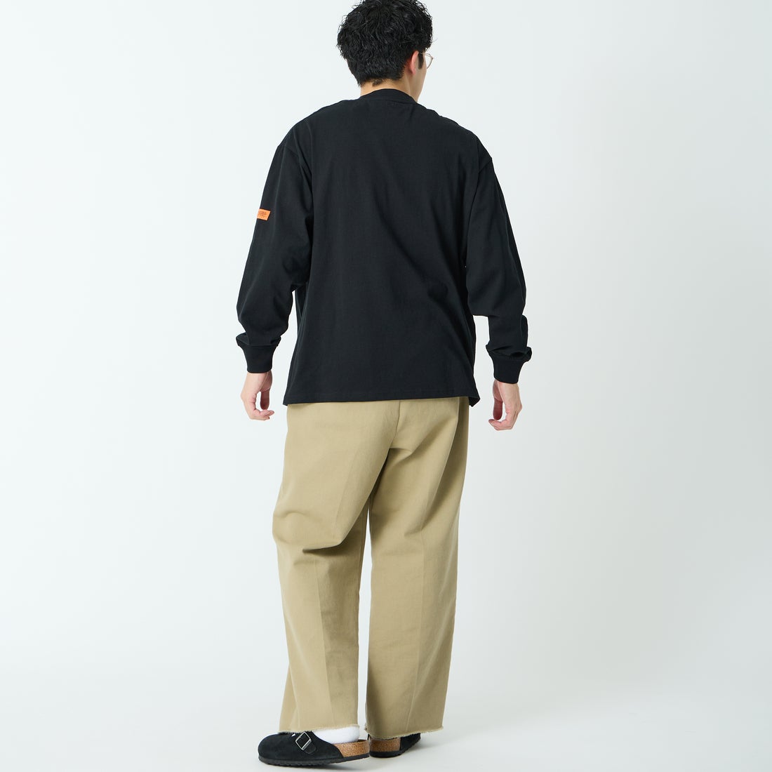 UNIVERSAL OVERALL [ユニバーサルオーバーオール] 別注 ワンポイントロゴ刺繍 ロングスリーブTシャツ [U2633215IN-JF] BLACK &&モデル身長：168cm 着用サイズ：M&&