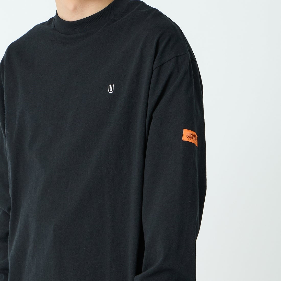 UNIVERSAL OVERALL [ユニバーサルオーバーオール] 別注 ワンポイントロゴ刺繍 ロングスリーブTシャツ [U2633215IN-JF] BLACK &&モデル身長：168cm 着用サイズ：M&&