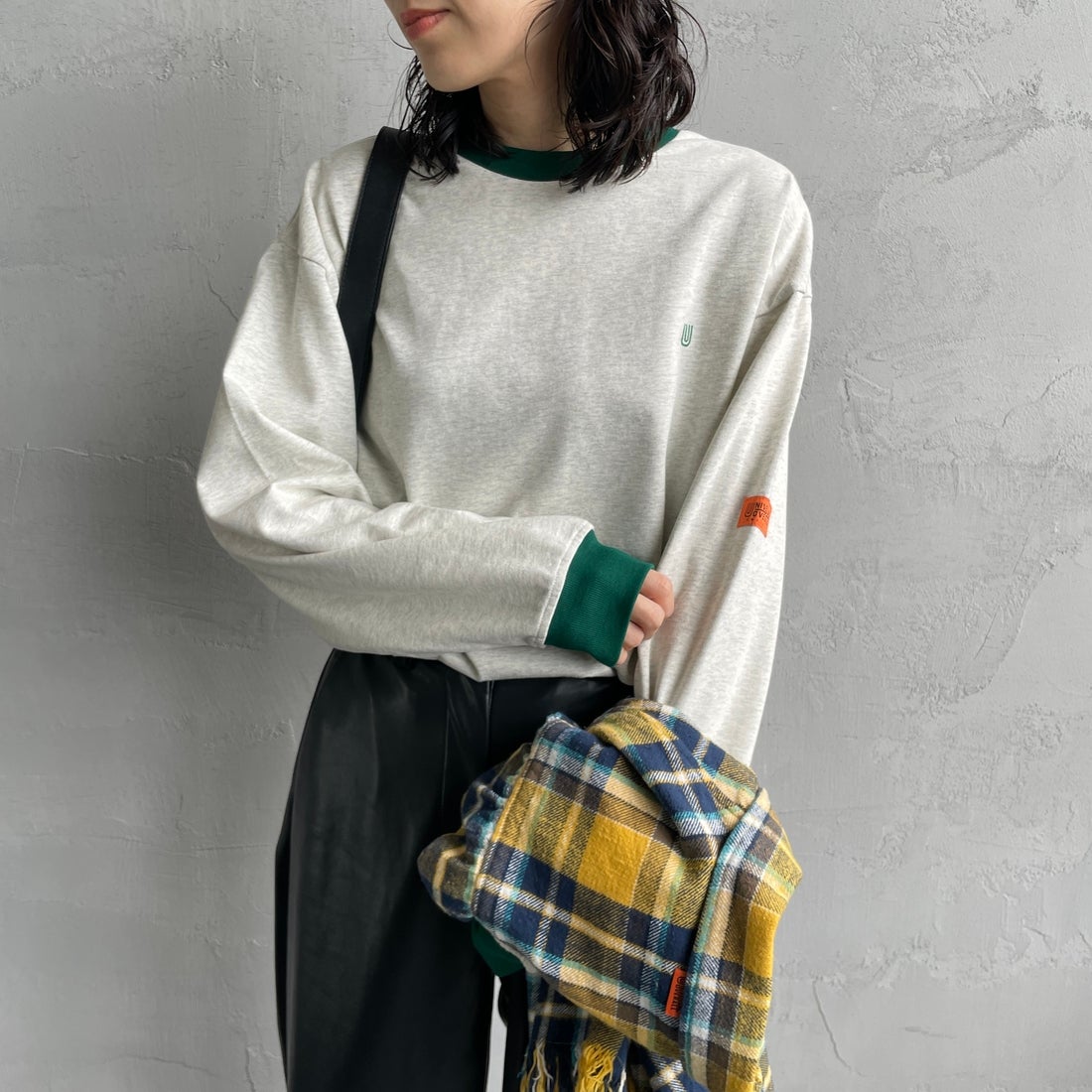 UNIVERSAL OVERALL [ユニバーサルオーバーオール] 別注 ワンポイントロゴ刺繍 ロングスリーブTシャツ [U2633215IN-JF] OATMEAL &&モデル身長：160cm 着用サイズ：S&&