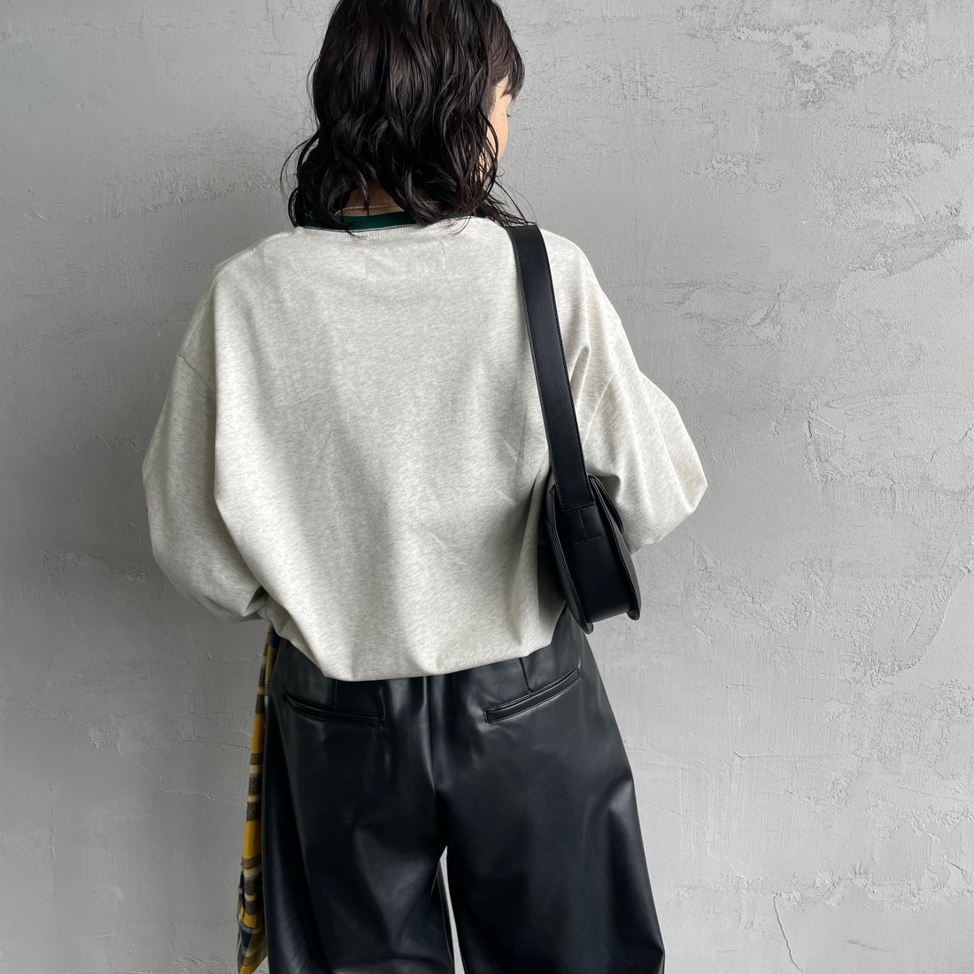 UNIVERSAL OVERALL [ユニバーサルオーバーオール] 別注 ワンポイントロゴ刺繍 ロングスリーブTシャツ [U2633215IN-JF] OATMEAL &&モデル身長：160cm 着用サイズ：S&&
