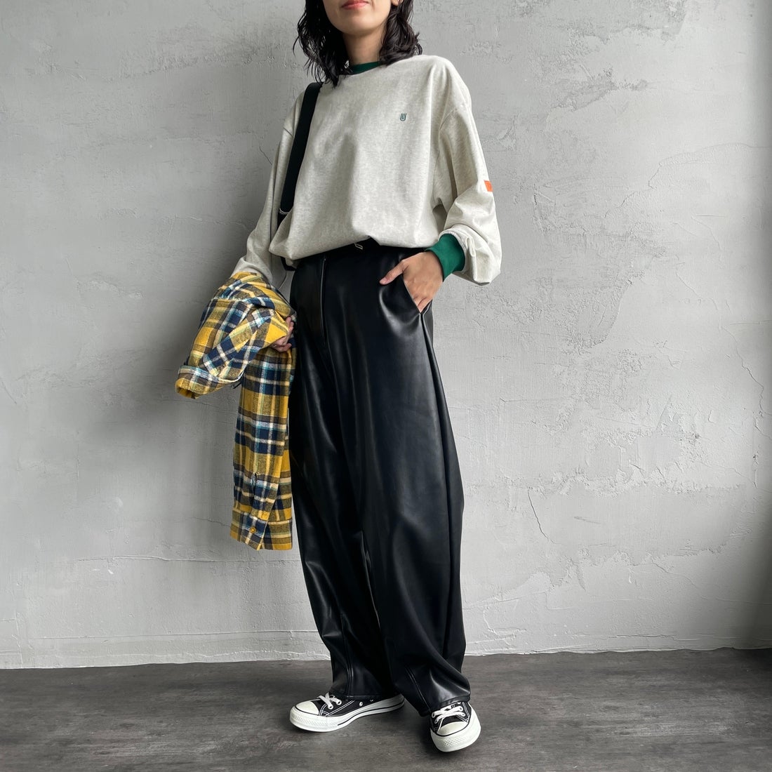 UNIVERSAL OVERALL [ユニバーサルオーバーオール] 別注 ワンポイントロゴ刺繍 ロングスリーブTシャツ [U2633215IN-JF] OATMEAL &&モデル身長：160cm 着用サイズ：S&&