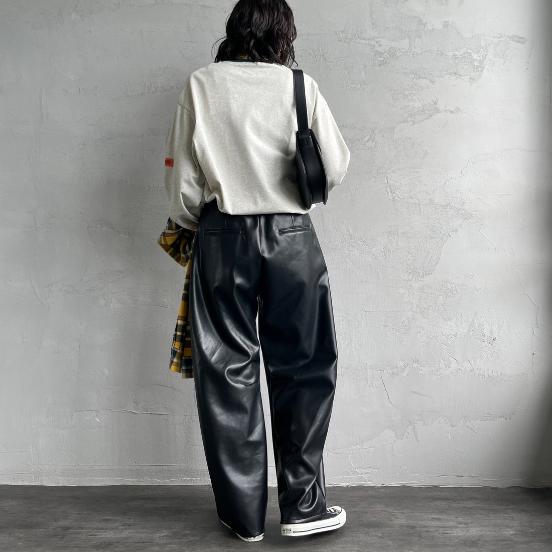UNIVERSAL OVERALL [ユニバーサルオーバーオール] 別注 ワンポイントロゴ刺繍 ロングスリーブTシャツ [U2633215IN-JF] OATMEAL &&モデル身長：160cm 着用サイズ：S&&