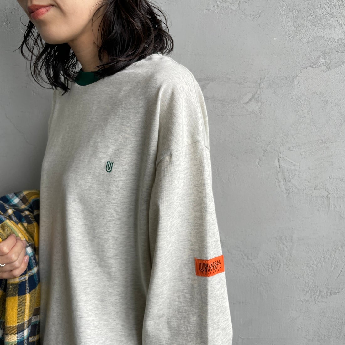 UNIVERSAL OVERALL [ユニバーサルオーバーオール] 別注 ワンポイントロゴ刺繍 ロングスリーブTシャツ [U2633215IN-JF] OATMEAL &&モデル身長：160cm 着用サイズ：S&&
