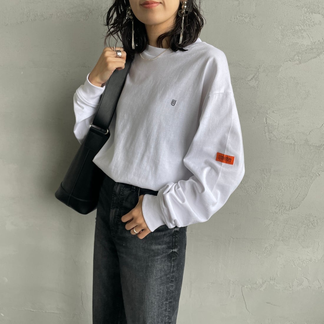 UNIVERSAL OVERALL [ユニバーサルオーバーオール] 別注 ワンポイントロゴ刺繍 ロングスリーブTシャツ [U2633215IN-JF] WHITE &&モデル身長：160cm 着用サイズ：S&&