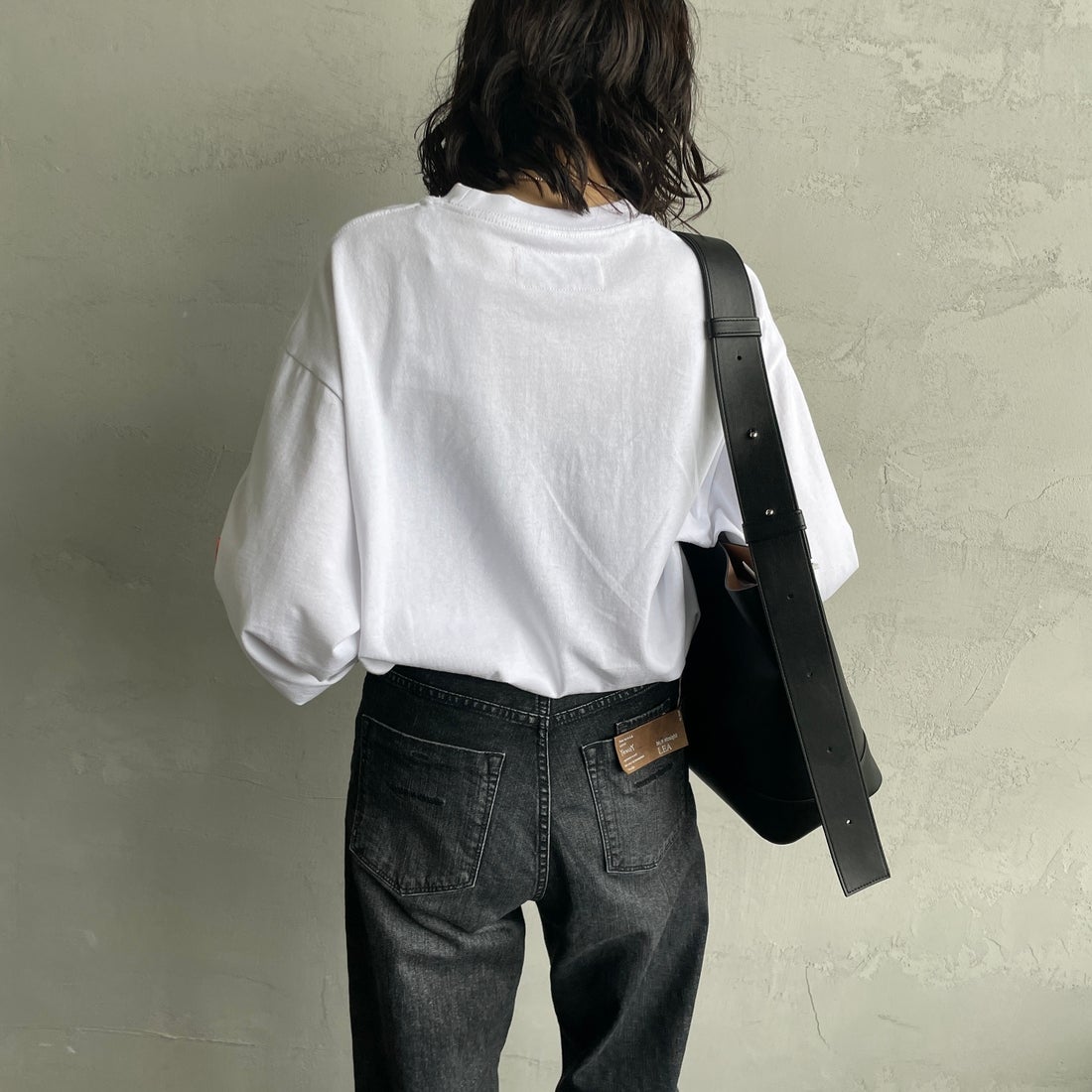 UNIVERSAL OVERALL [ユニバーサルオーバーオール] 別注 ワンポイントロゴ刺繍 ロングスリーブTシャツ [U2633215IN-JF] WHITE &&モデル身長：160cm 着用サイズ：S&&