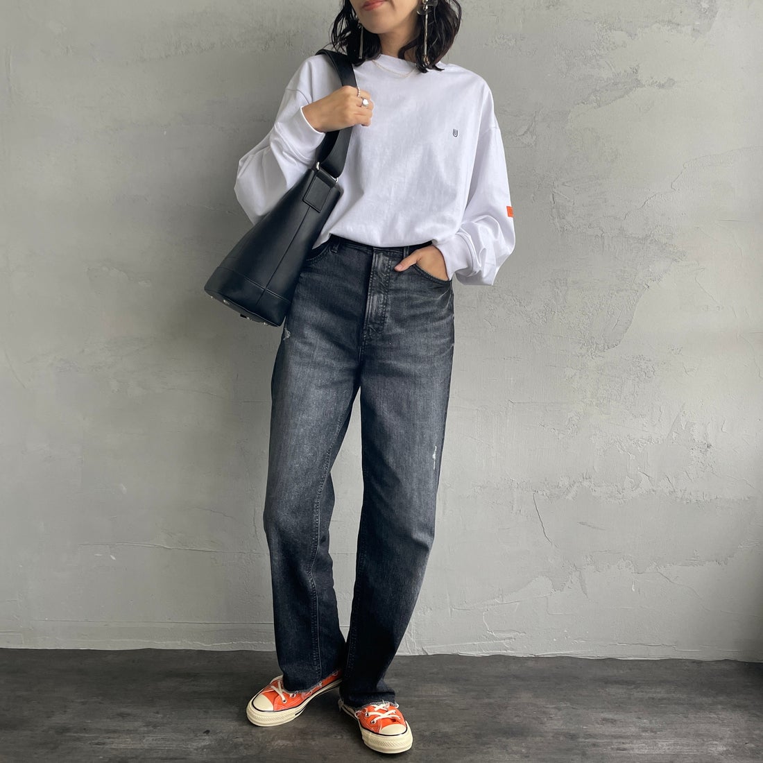 UNIVERSAL OVERALL [ユニバーサルオーバーオール] 別注 ワンポイントロゴ刺繍 ロングスリーブTシャツ [U2633215IN-JF] WHITE &&モデル身長：160cm 着用サイズ：S&&