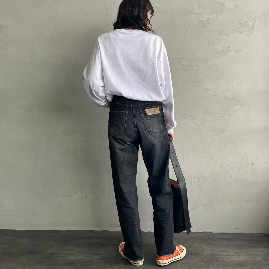 UNIVERSAL OVERALL [ユニバーサルオーバーオール] 別注 ワンポイントロゴ刺繍 ロングスリーブTシャツ [U2633215IN-JF] WHITE &&モデル身長：160cm 着用サイズ：S&&