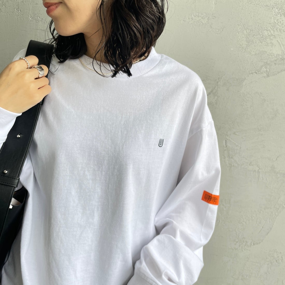 UNIVERSAL OVERALL [ユニバーサルオーバーオール] 別注 ワンポイントロゴ刺繍 ロングスリーブTシャツ [U2633215IN-JF] WHITE &&モデル身長：160cm 着用サイズ：S&&