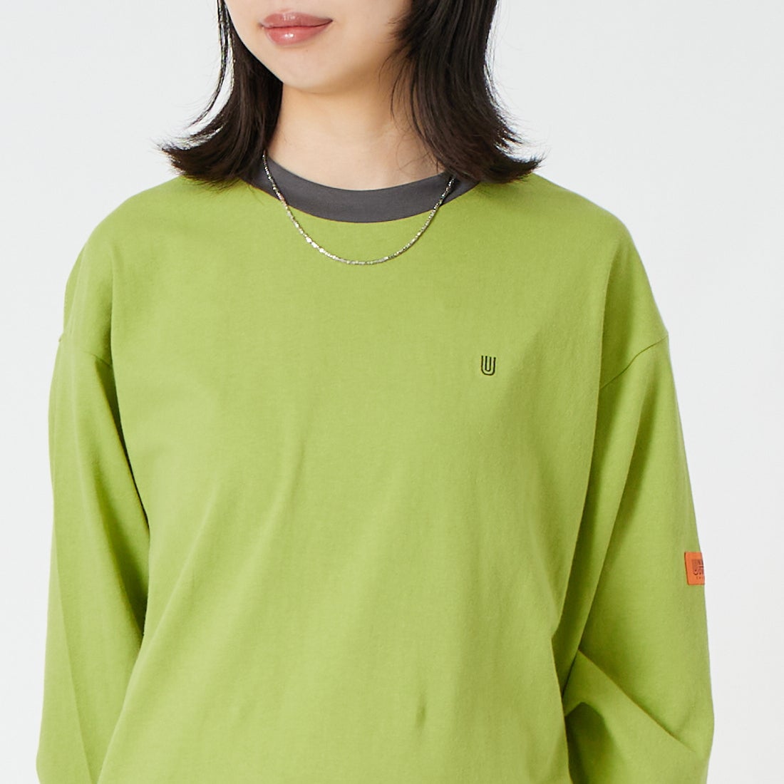 UNIVERSAL OVERALL [ユニバーサルオーバーオール] 別注 ワンポイントロゴ刺繍 ロングスリーブTシャツ [U2633215IN-JF]PISTACHIO &&モデル身長：162cm 着用サイズ：S&&