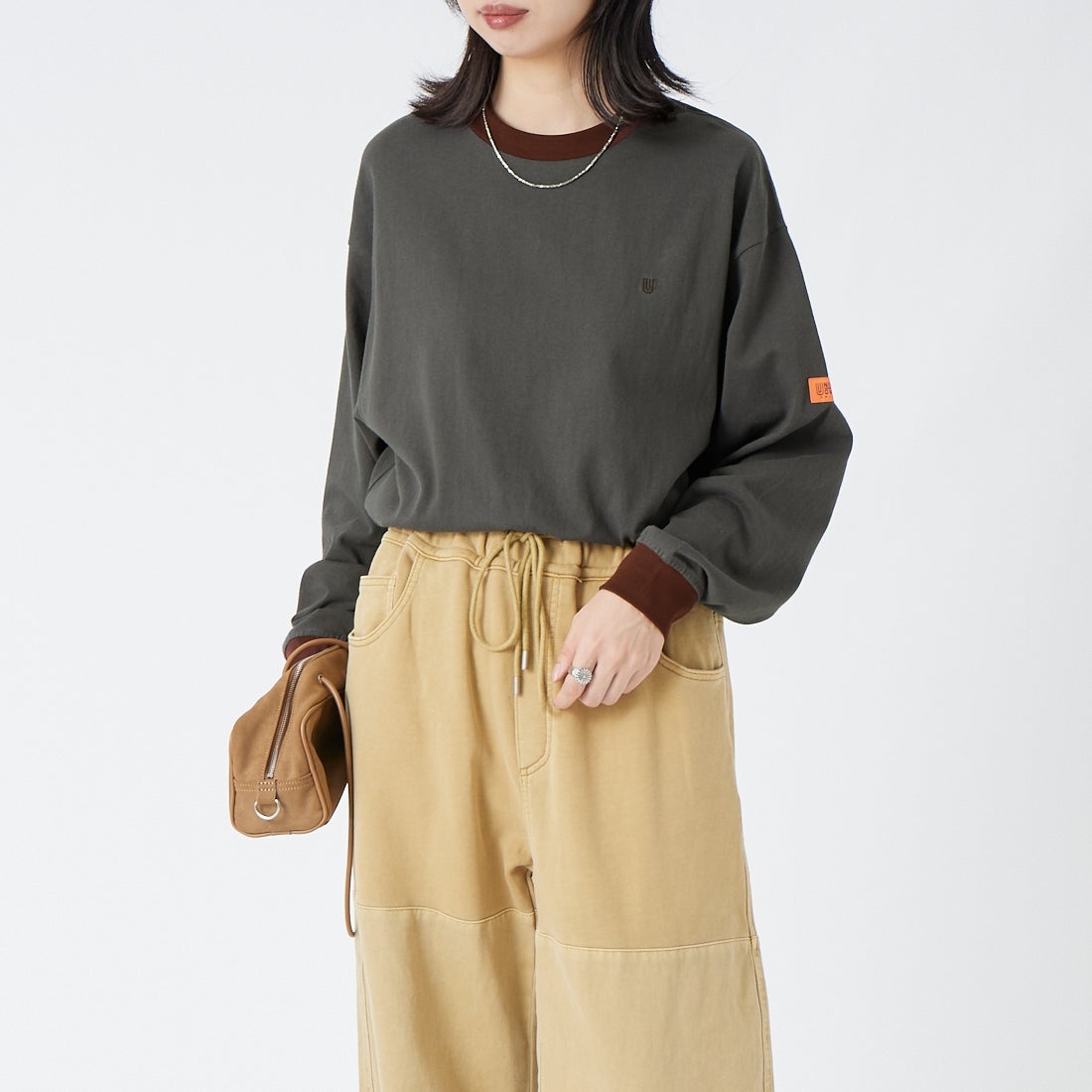 UNIVERSAL OVERALL [ユニバーサルオーバーオール] 別注 ワンポイントロゴ刺繍 ロングスリーブTシャツ [U2633215IN-JF] CHARCOAL &&モデル身長：162cm 着用サイズ：S&&