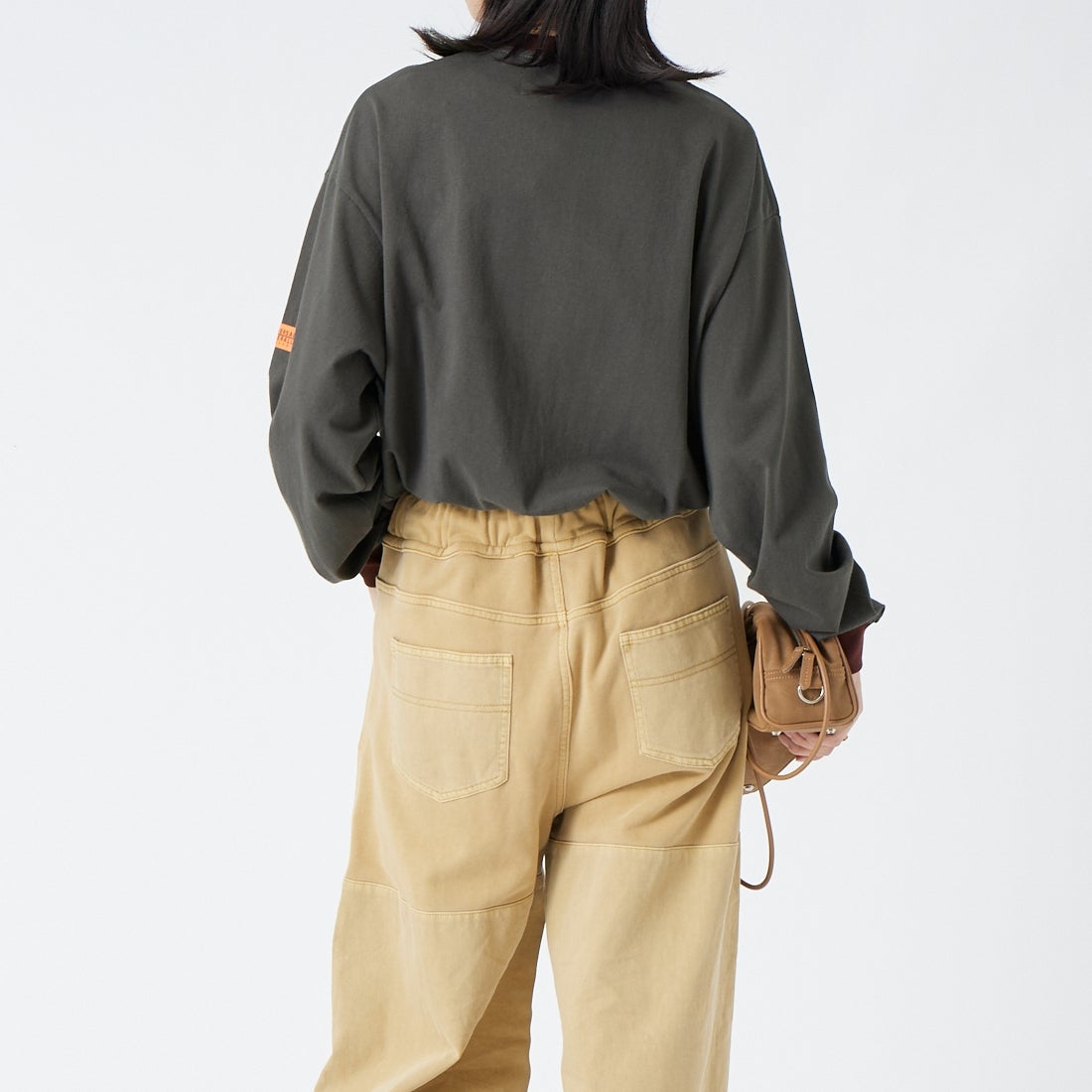 UNIVERSAL OVERALL [ユニバーサルオーバーオール] 別注 ワンポイントロゴ刺繍 ロングスリーブTシャツ [U2633215IN-JF] CHARCOAL &&モデル身長：162cm 着用サイズ：S&&