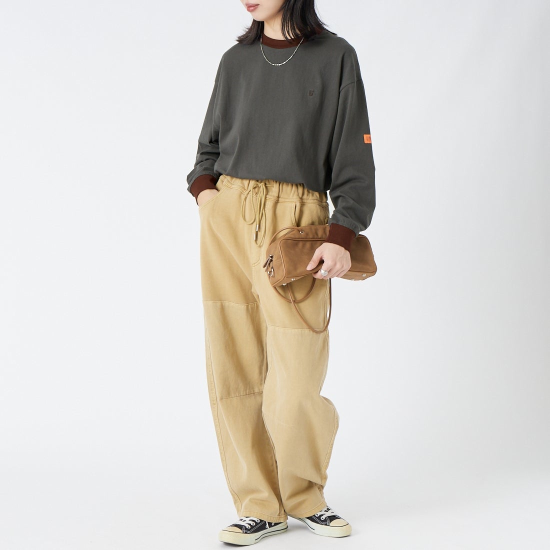 UNIVERSAL OVERALL [ユニバーサルオーバーオール] 別注 ワンポイントロゴ刺繍 ロングスリーブTシャツ [U2633215IN-JF] CHARCOAL &&モデル身長：162cm 着用サイズ：S&&