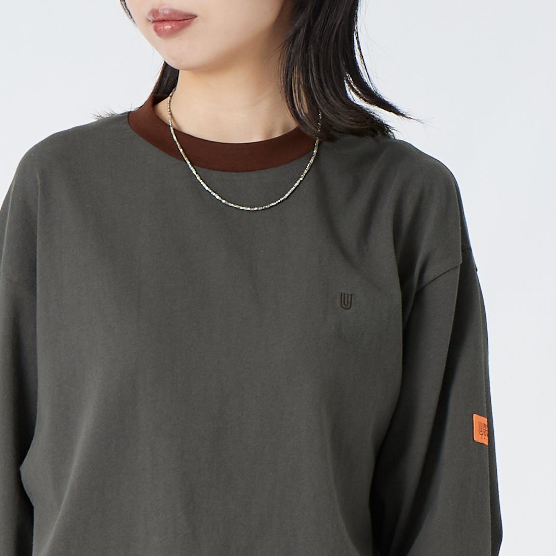 UNIVERSAL OVERALL [ユニバーサルオーバーオール] 別注 ワンポイントロゴ刺繍 ロングスリーブTシャツ [U2633215IN-JF] CHARCOAL &&モデル身長：162cm 着用サイズ：S&&