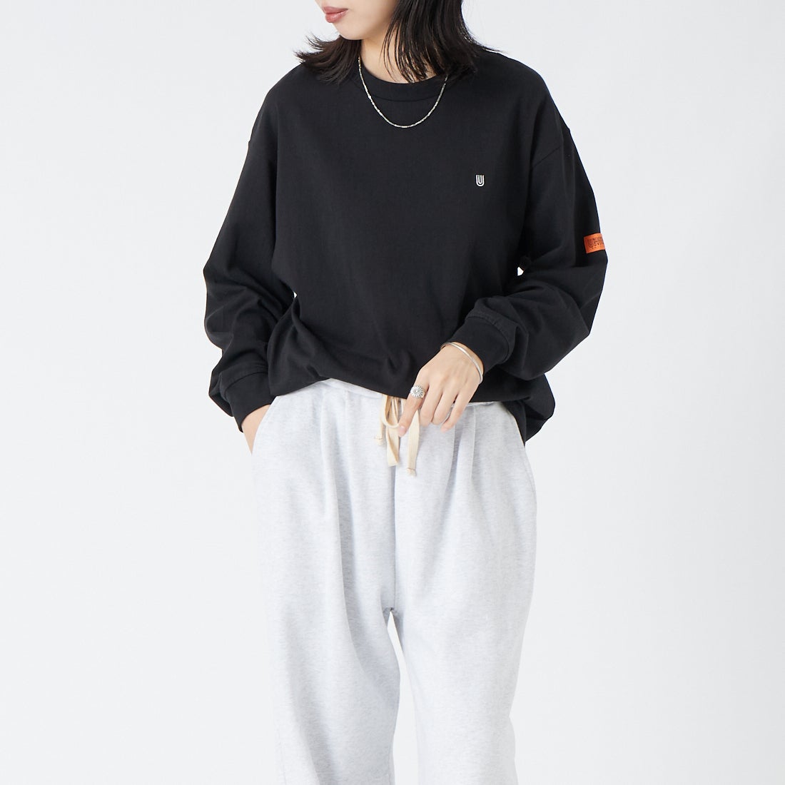 UNIVERSAL OVERALL [ユニバーサルオーバーオール] 別注 ワンポイントロゴ刺繍 ロングスリーブTシャツ [U2633215IN-JF] BLACK &&モデル身長：162cm 着用サイズ：S&&