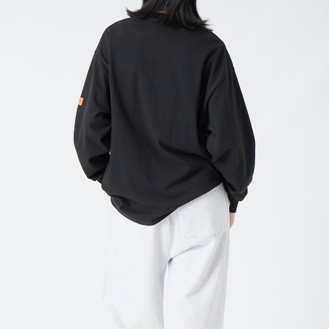 UNIVERSAL OVERALL [ユニバーサルオーバーオール] 別注 ワンポイントロゴ刺繍 ロングスリーブTシャツ [U2633215IN-JF] BLACK &&モデル身長：162cm 着用サイズ：S&&