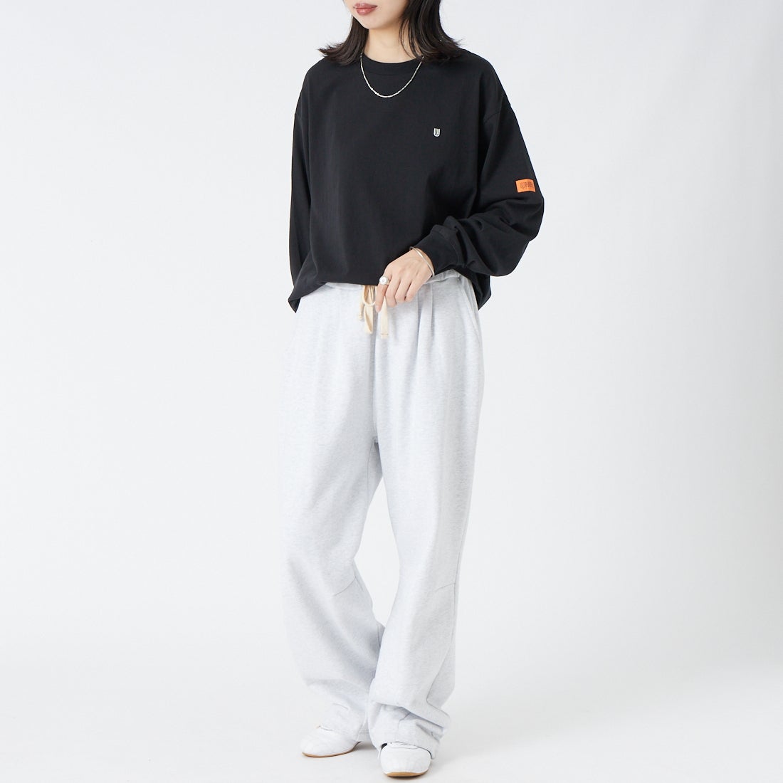 UNIVERSAL OVERALL [ユニバーサルオーバーオール] 別注 ワンポイントロゴ刺繍 ロングスリーブTシャツ [U2633215IN-JF] BLACK &&モデル身長：162cm 着用サイズ：S&&