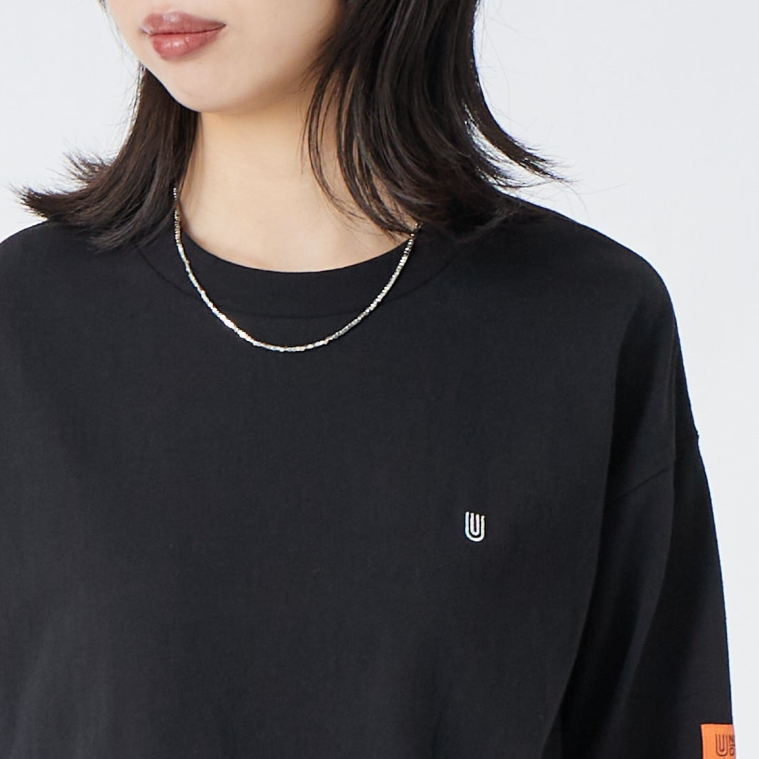UNIVERSAL OVERALL [ユニバーサルオーバーオール] 別注 ワンポイントロゴ刺繍 ロングスリーブTシャツ [U2633215IN-JF] BLACK &&モデル身長：162cm 着用サイズ：S&&